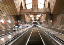 皇冠大扶梯 地铁站为什么只有自动扶梯